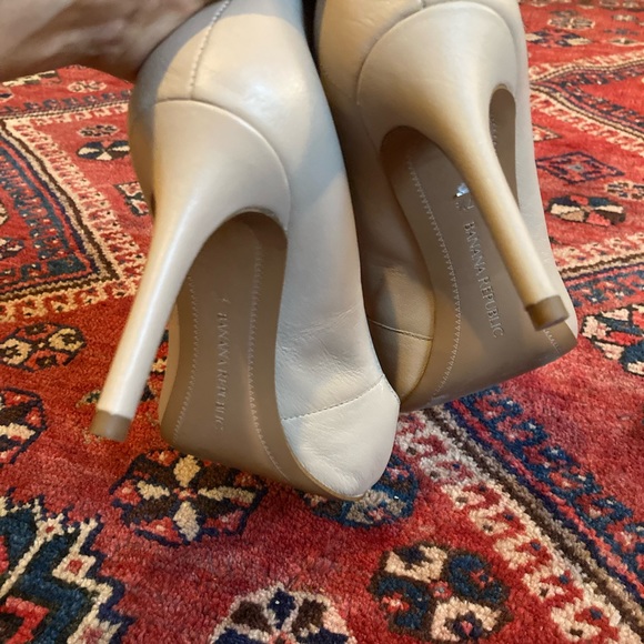 Banana Republic Madison 12 Hour Pump - Picture 8 of 8